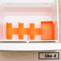 冷凍庫專用分層隔板（一組3入）與網格收納盒（白色），皆為塑膠材質，隔板為亮橘色，具有多個夾槽，收納盒為長方形，側邊有網格狀通風孔。
