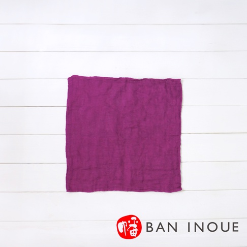 一張紫色的三層蚊帳棉織迷你手拭巾，尺寸約為 37x37 公分，平鋪在白色的木紋背景上。