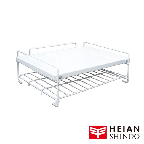 白色金屬線網架，設有兩層收納空間。上層為白色平板，邊緣有較高的圍欄，由白色金屬線支撐。下層為開放式網架，由白色金屬線構成。