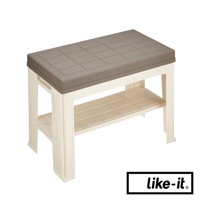 米色塑膠製的玄關穿鞋收納椅，有兩個層架，頂部為灰色塑膠坐墊，表面有格子紋路。