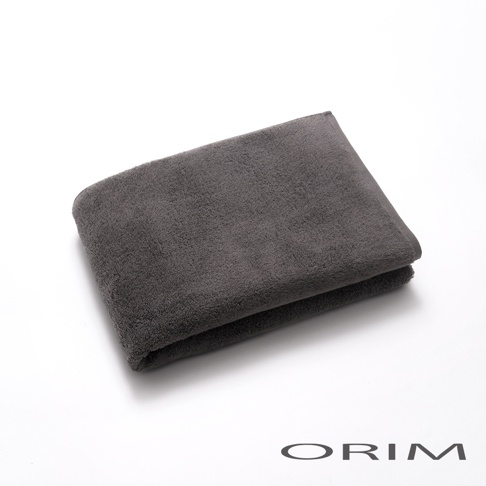 PLUME 今治輕羽恆柔耐久浴巾，深灰色，觸感柔軟，材質為純棉。