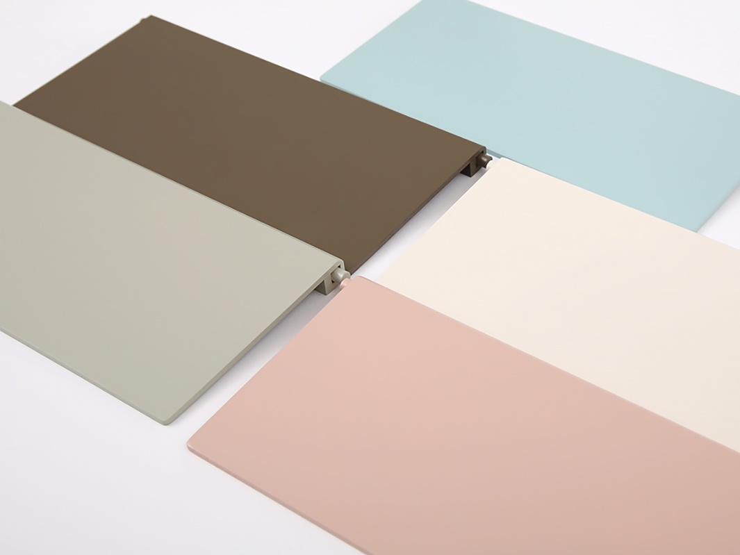 SLIM DUST 掀蓋式小容量垃圾桶，展示五種顏色：淺灰、咖啡色、淡藍、米白及粉色，皆為光滑塑膠材質。