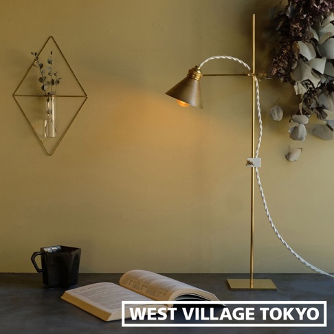 黃銅色一輪花器/燈具展示架，具備可調節的黃銅燈臂，搭配白色編織電線，底座為黃銅方形。