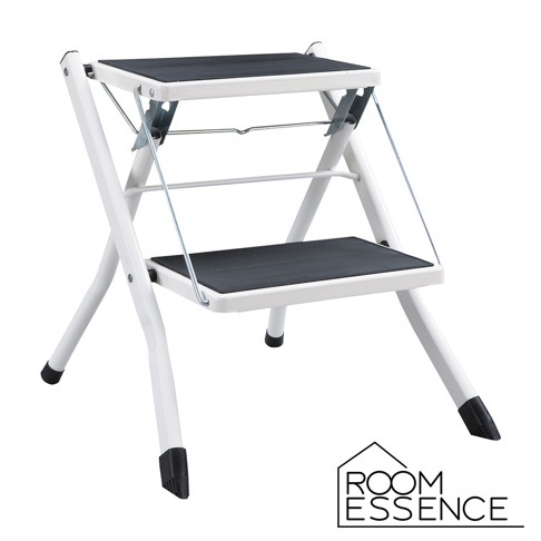 白色金屬折疊樓梯椅，配有兩個黑色防滑踏板，椅腳末端有黑色防滑墊。
