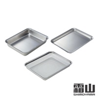 三個不鏽鋼廚房用具，包含一個網狀瀝水籃和兩個托盤，皆為銀色金屬材質。