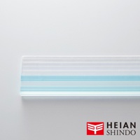 家具防倒固定墊 UEQ-304，材質為透明膠狀，帶有兩條藍色橫向紋路，質地柔軟，可彎曲，長度約30公分，用於固定家具。