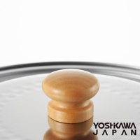 不鏽鋼雪平鍋的圓形木質鍋蓋，帶有木紋和光滑的表面。