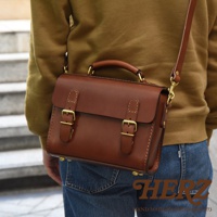 棕色皮革迷你兩用包，配有金屬扣環和可調式肩帶，以極簡風格展現職人手作質感。