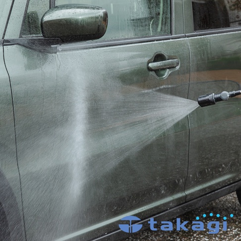 takagi 品牌旋噴頭正在噴水清洗汽車門，車身掛著水珠。