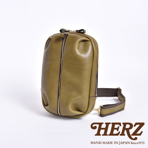 日本 HERZ 品牌橄欖綠皮革立體運動斜背包，以職人手作技術製作，單肩斜背，適合日常通勤與旅行。
