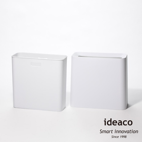 兩個白色方形家用垃圾桶，其中一個帶有嵌入式提手，另一個為簡約設計，皆為塑膠材質。