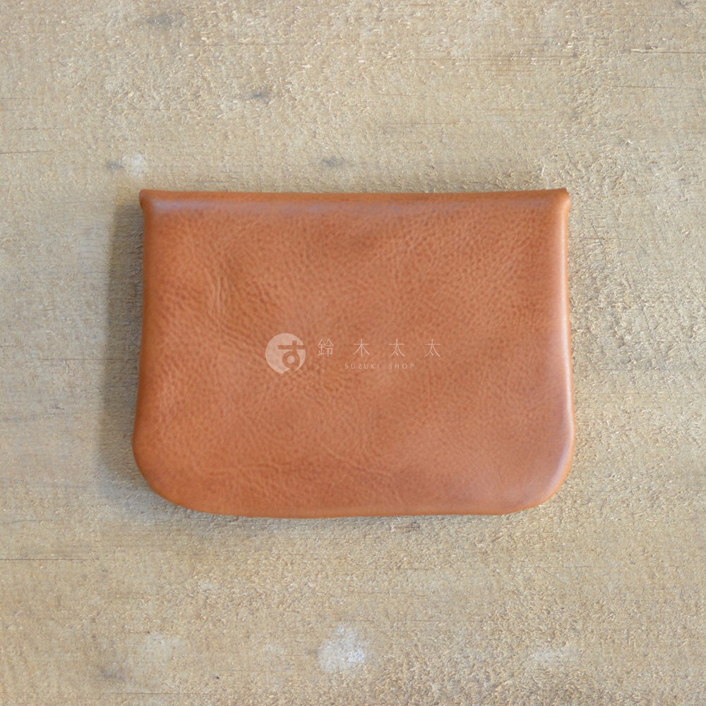 簡約的棕色皮革小物收納袋，表面有細緻紋理，中央印有品牌標誌。