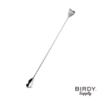 長 40 公分的雙頭不鏽鋼調酒攪拌匙，一端為螺旋狀長柄，另一端為橢圓形攪拌勺，勺柄末端為三角形的濾網狀設計。