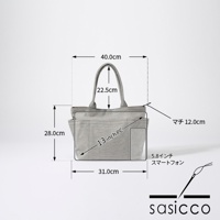 淺灰色三河木綿刺子織手提托特包，尺寸為寬31cm、高28cm、深12cm，提把高22.5cm。包身有網格紋理，前方有兩個開放式側袋，其中一個標示可容納13吋電腦，另一側標示可容納5.8吋智慧型手機。