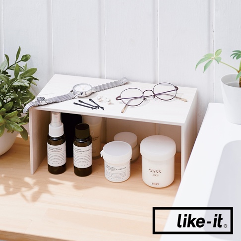 木紋雙層收納架，頂部擺放手錶、髮夾、耳環和眼鏡，下方收納著噴霧瓶、洗髮精瓶和罐狀產品。