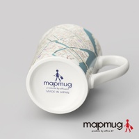 白色陶瓷馬克杯，杯身印有淺色手繪風格的江戶古地圖，藍色水域和棕色線條描繪街區，杯底有藍色「mapmug produced by office67 MADE IN JAPAN」標誌。