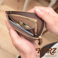 職人手作皮革L型拉鍊迷你短夾，棕色皮革，內含卡片、紙鈔與零錢。