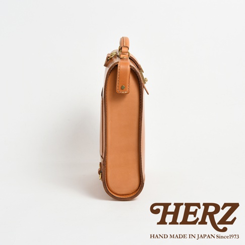 職人手作皮革杜勒斯商務後背包BJ-10，側邊視角，展示淺棕色皮革材質、金屬扣環及縫線細節。