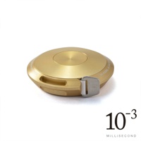 金色鋁製卷尺，圓盤狀外殼，帶有銀色金屬搭扣和白色織帶。