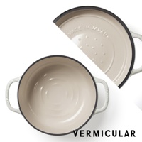 日本Vermicular IH琺瑯鑄鐵鍋，淺米色鍋身，鍋蓋內側印有「MADE IN JAPAN」字樣及點狀設計，配有黑色鍋緣與黑色提把。