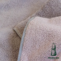 今治純棉翻轉色彩雙股紗單人毯，一面為淺灰色，另一面為粉紅色，邊緣有灰藍色滾邊，材質柔軟，紋理清晰。