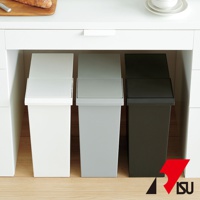 TOSTE 簡約設計風格按壓雙開型分類垃圾桶，展示白色、淺灰色和深灰色三種顏色，皆為30L容量，材質為塑膠。