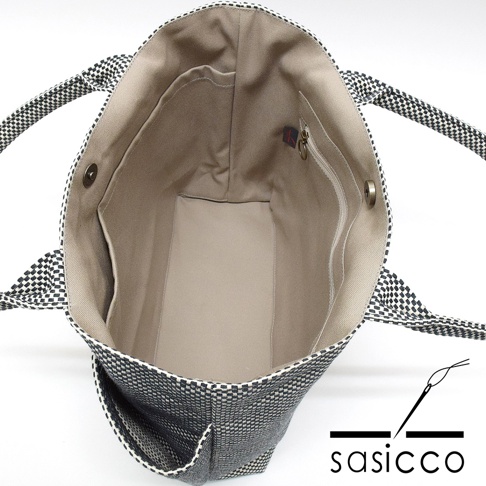 三河木綿刺子織製的L尺寸手提托特包，外層為黑白格紋刺子織，內襯為米色布料，設有開口內袋、拉鍊內袋及磁釦。