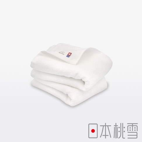 三條疊放的白色毛巾，材質柔絨細膩，頂部一條毛巾上帶有品牌標籤，標籤上有「hiorie」字樣及紅色圓點與藍色條紋圖案。