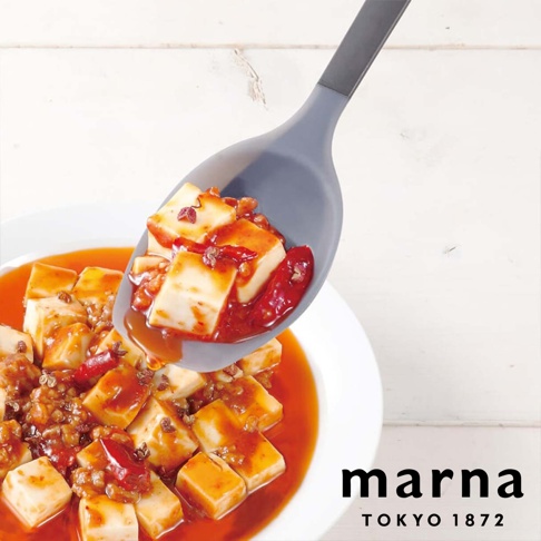 marna TOKYO 1872，灰色矽膠湯勺舀起一勺麻婆豆腐