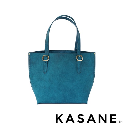 北海道KASANE品牌職人手作義大利Margot皮革托特包，選用藍綠色調，以簡約設計搭配金色搭扣，展現優雅質感。
