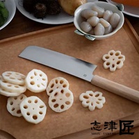 Yuri 菜切刀，銀色不鏽鋼刀刃，淺木色刀柄，一旁擺放著切成圓片和花狀的蓮藕，刀身部分壓印有品牌標誌。