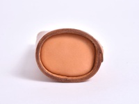 職人手作皮革直立式收納筆袋，淺棕色，圓形開口，皮革材質，邊緣縫線清晰。