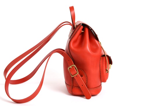 職人手作皮革經典迷你後背包，鮮紅色，光滑皮革材質，附有可調節式皮質背帶、側邊口袋和金屬扣環。