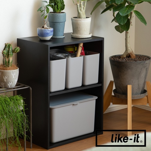 like-it 品牌的手提式居家萬用分隔收納盒-小款2入組，收納盒擺放在黑色櫃子上，上面有盆栽植物，下方櫃子有兩個灰色收納盒。