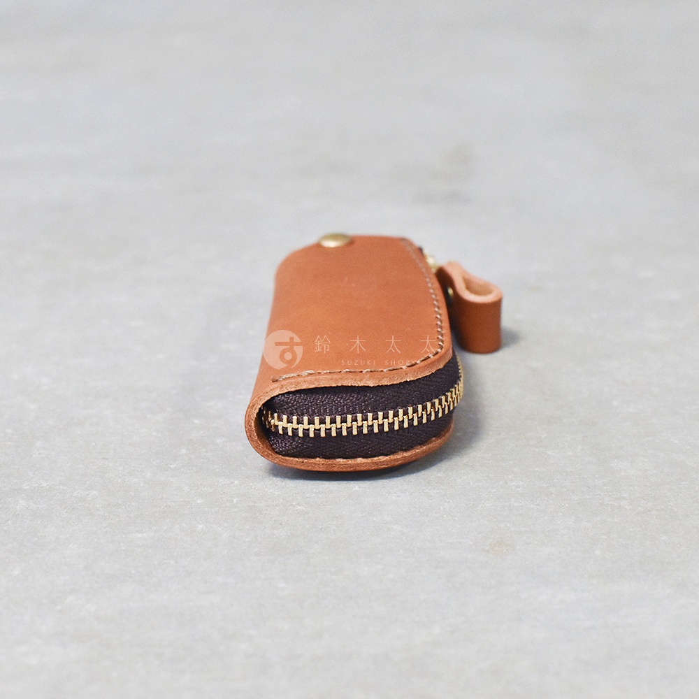 職人手作皮革Organ拉鍊鑰匙包，淺棕色，附有黃銅拉鍊和按扣，以及一個皮革提環。