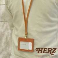 職人手作皮革證件識別夾專用掛繩，採用天然皮革材質，顏色為溫潤的淺棕色，配有金屬掛鉤，可懸掛於頸部，夾內可放置證件。