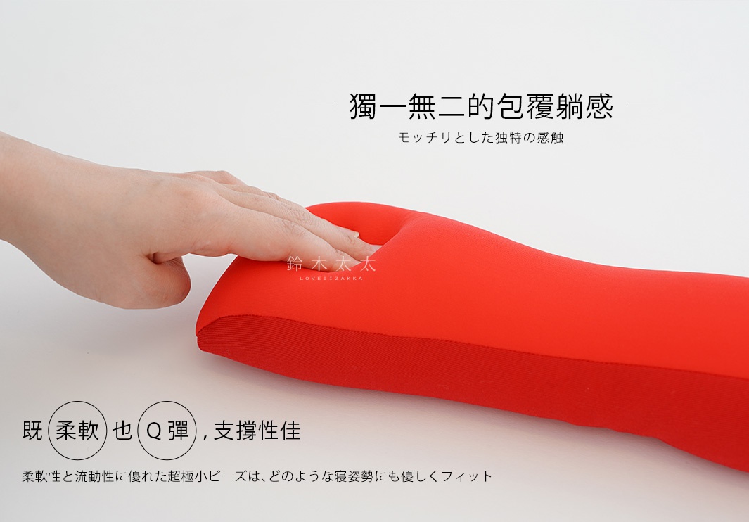 紅色減壓護腕枕，表面材質柔軟，底部有細緻紋理，搭配手部按壓的畫面，呈現產品的包覆感與支撐性。
