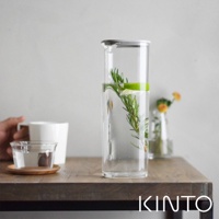 CAST 耐熱玻璃水瓶，透明玻璃瓶身，內含迷迭香和檸檬片，瓶蓋為銀灰色。