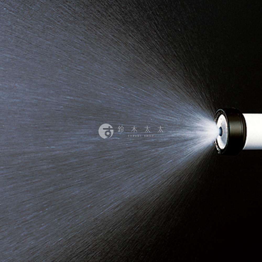 白色噴管連接黑色圓形噴嘴，噴嘴正噴出細密的水柱，水花向左擴散，呈現扇形。