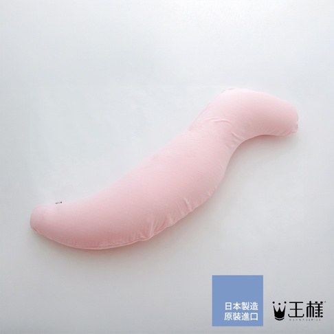 粉紅色王樣兒童抱枕，採用柔軟親膚材質，彎月形設計，適合兒童依偎。