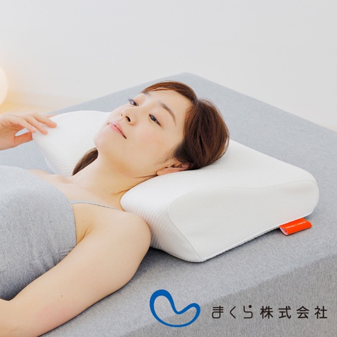 白色網狀織物護頸止鼾枕，具有符合人體工學的曲線設計，一位女子仰臥於枕上，枕頭邊緣有橘色標籤。