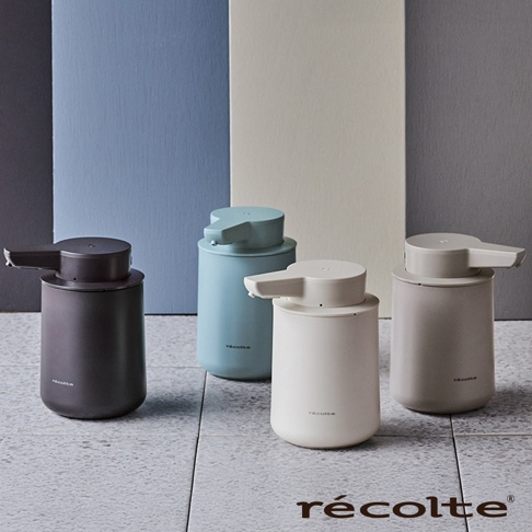recolte 麗克特 Auto Dispenser 泡泡給皂機 RDS-1 共有四種顏色，分別是深灰色、淺藍色、白色和淺褐色，擺放在灰白色及藍色背景前，展現簡約居家風格。