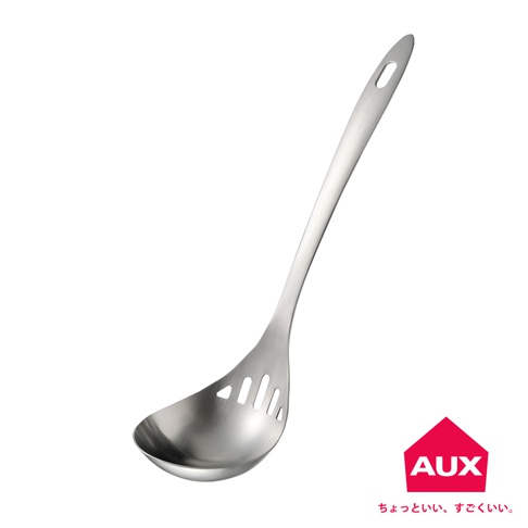 銀色不鏽鋼濾湯火鍋杓，鍋杓頭部有數個長方形濾孔，握柄末端有掛孔。