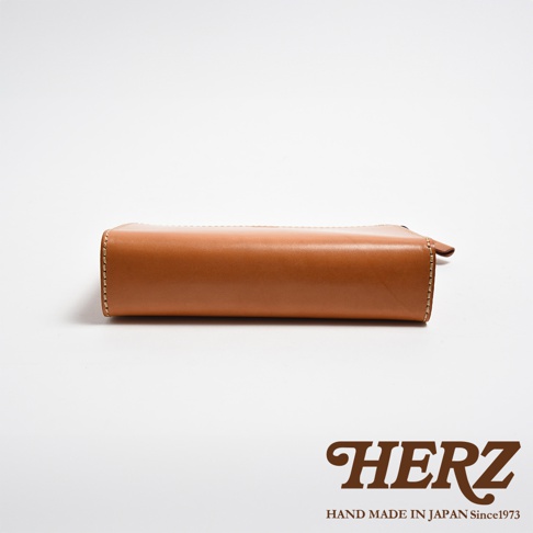 咖啡色皮革三角底拉鍊手拿包，採用縫線工藝，簡潔的設計，適合收納小物。