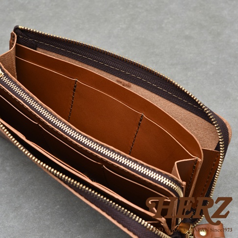 職人手作皮革Organ大容量拉鍊長夾，內部有數個卡槽與隔層，採用大地色系皮革與金色拉鍊。