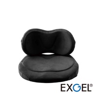 兩個黑色 HUG COMFY PREMIUM 背部支撐坐墊堆疊，上層為較小的弧形坐墊，下層為較寬的坐墊， ambos con un diseño ergonómico.