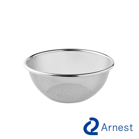 逸品物創 18公分不鏽鋼瀝水籃，網孔細密，邊緣採圓潤不鏽鋼包邊設計，整體呈現銀色金屬質感。