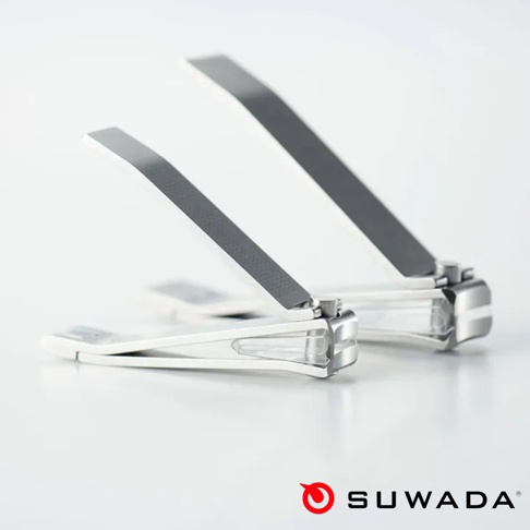 兩支銀色金屬質感的 SUWADA 諏訪田製作所可折疊迷你指甲剪，以側面視角並排擺放於純白背景，展示其精緻的職人工藝與金屬光澤，右下方標註有紅色圓形圖案與 SUWADA 品牌名稱。
