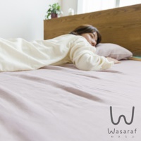 一名女性正睡在淡紫色雙人床包上，床包由二層紗和晒材質製成，觸感柔軟。