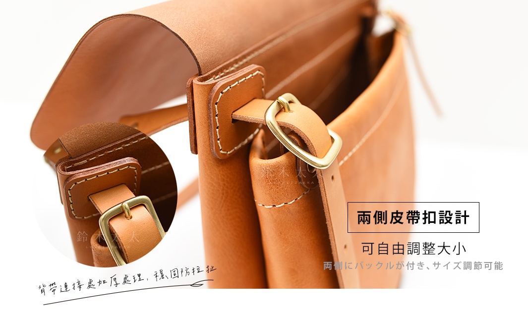 職人手作經典郵差包，採用淺棕色皮革材質，展示包側的皮帶扣和可調節設計，以及精緻的手工縫線細節。